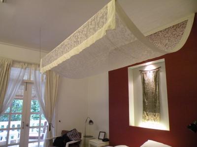 部屋は清潔で広々しています。フローリングが快適だった。