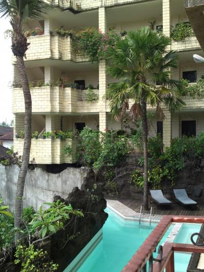 3階ﾃﾗｽから中庭ﾌﾟｰﾙを眺める