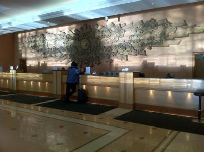 ホテルのフロント。英語は辛うじて通じるが、対応はよろしくない
