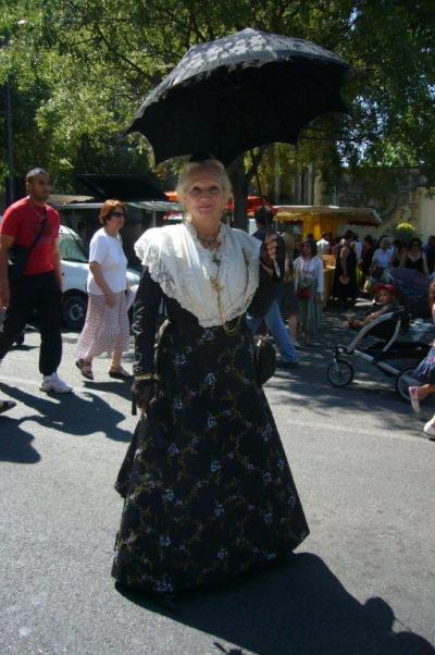 ホテル脇の広場で開催のお祭りにいた人・後がホテル