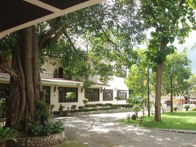 ホテルの前庭は広く街の騒音を遮ってしています。