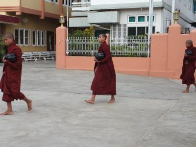 午前６時伴頃のホテル前、托鉢僧が通ります。