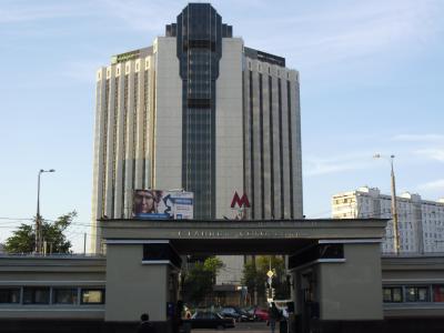 メトロ「ソコーリニキ駅」の目の前です。