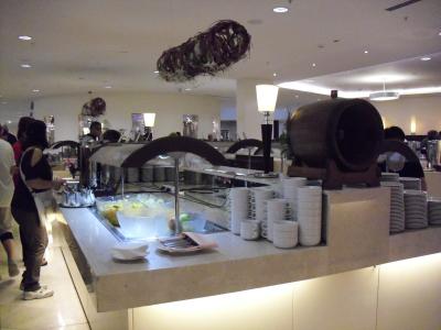 朝食会場は種類が豊富です。生野菜が多く嬉しい！パンもおいし