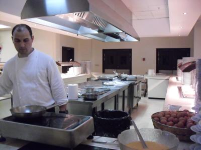 オープンキッチンでリクエストした卵料理を作ってくれます。