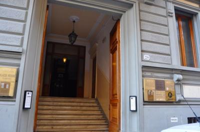 建物入り口にある表示（右側）ですぐわかった