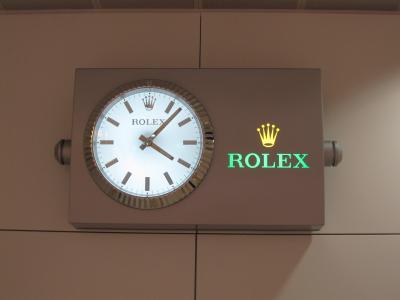 空港にはロレックスの時計が。