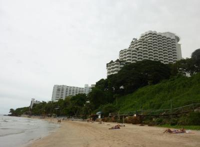 プライベートビーチから見た外観（右側の建物）