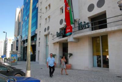 前の舗道から写す