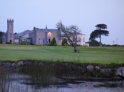 朝日を浴びてピンク色に輝くホテル