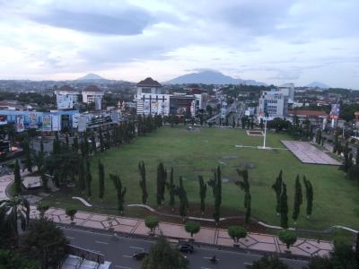 シンパン・リマ（広場）と山並み