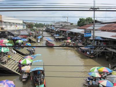 ダムヌンサドゥアック水上マーケットよりもお勧めです。