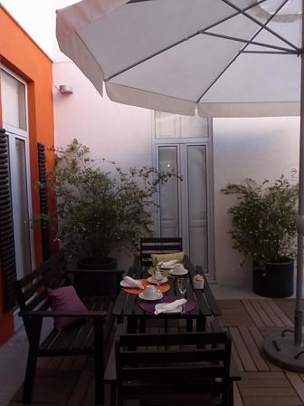 テラスで朝食が食べられます