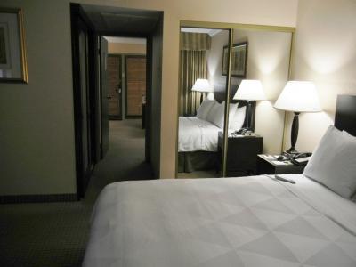 ベッドルームからリビングを見る。ミラーはクロゼットの扉。