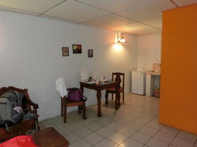 こちらはリビング。テーブルは小さいですがキッチン付きで広め