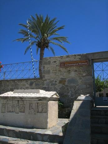 髪の毛がヘビのゴルゴン像が必見です。