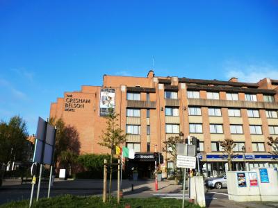 郊外の大きなホテル