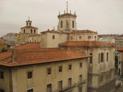 窓からは教会が見えます