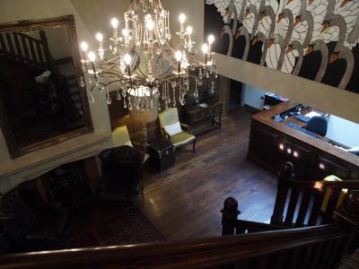 ロビー一角、白鳥の絵とシャンデリアが素敵