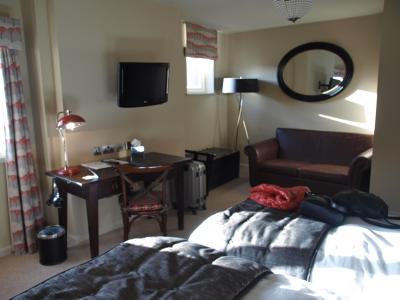 革張りのソファのある部屋