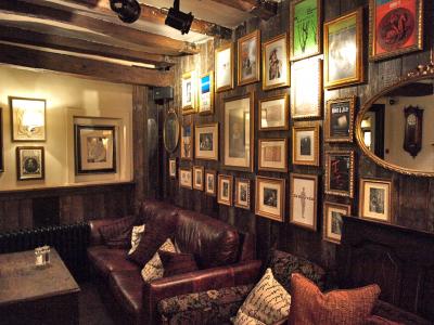 歴史あるレストランの壁面（一部）