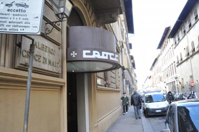 広場の方向より撮影　駅方向から来るとホテルとは気がつき難い