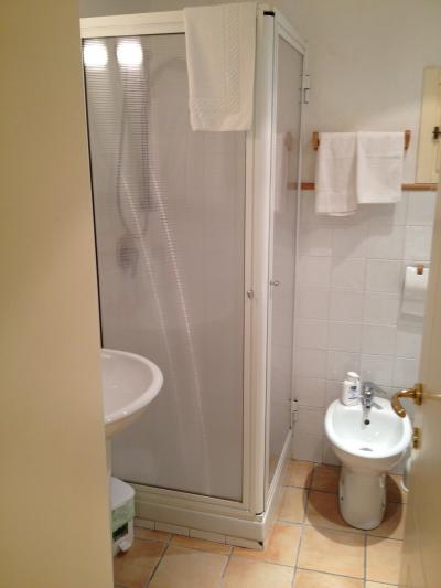 ドアの横に洗濯機があります。とても狭いです。