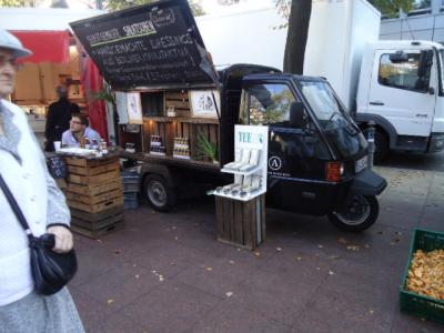 曜日は忘れましたがカイザー前の広場に市がたっていました