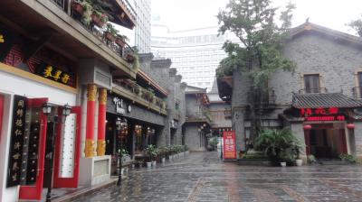 ホテル真横の飲食街。