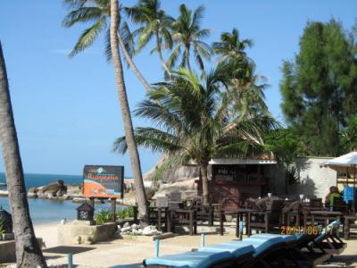 ホテル裏には、静かなビーチが・・・