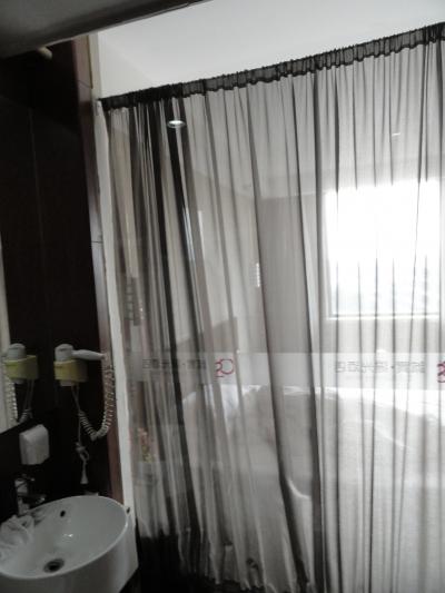 なぜかトイレバスルームはガラス張り