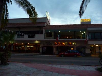 ラパスには高層のホテルは無く、ここも４階建てです。