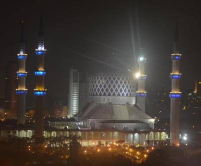 部屋から見えた夜のブルーモスク