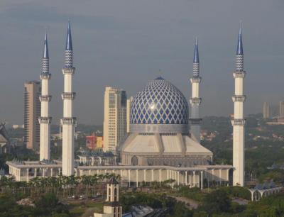 部屋から見えた昼のブルーモスク