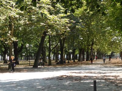 地下鉄駅前の公園