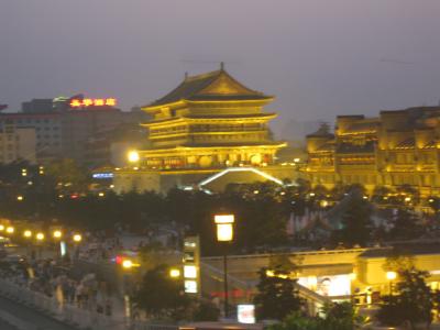 鼓楼（写真中心）の右隣赤い提灯飾りがあるのがホテル