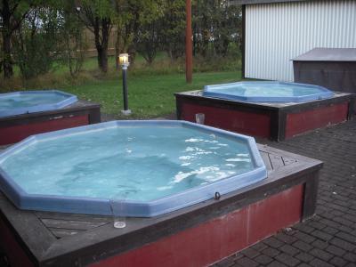 外にある温泉の引かれたホットタブです。