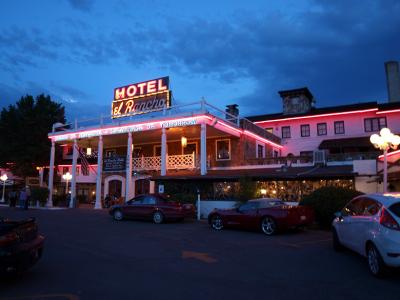 ネオンバッチリで古きよきアメリカの雰囲気が色濃く残るホテル