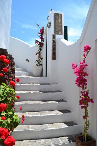 ちょっと複雑なヴィラの入口。隠れ家っぽくってワクワク！