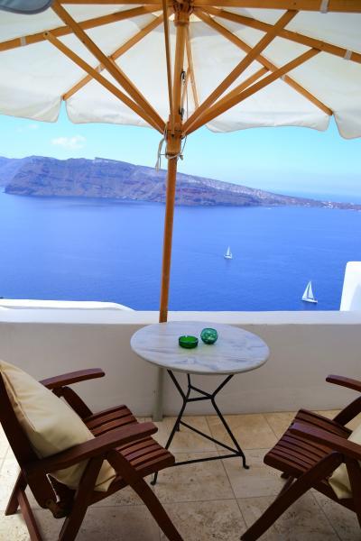 部屋の扉を開けると、真っ白なテラスが！