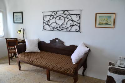 広くはないけど、アンティーク調の家具がステキなリビング。