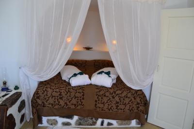 洞窟の中で眠るような気分に浸れるベッド。