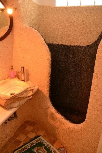 石造りのシャワールーム。お湯を張れるけど、ちょっと狭い。