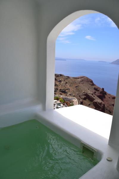 バルコニーの横にある、小さなバスタブ。天然ミネラルの緑色。