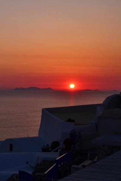 贅沢にも、バルコニーからイアのサンセットを堪能。