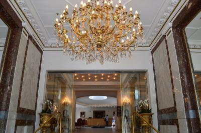 エントランスの豪華なシャンデリア。