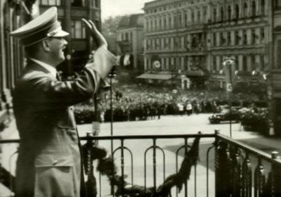 ヒトラーがテラスから演説をしている当時の写真