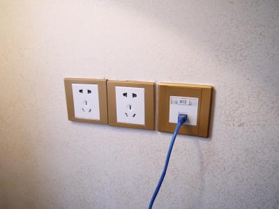 コンセントとLANケーブルの差し込み