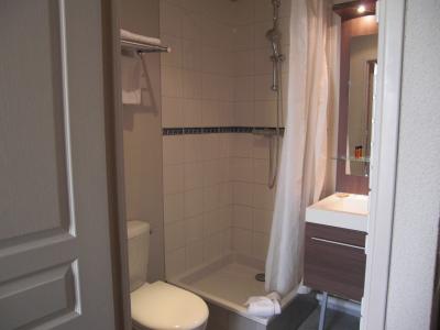 シャワーのみ。バス付部屋もあります