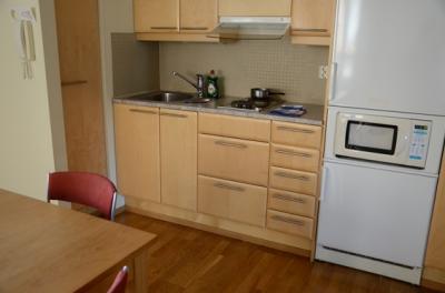 キッチンには、簡単な調理器具や食器が一通りあります。